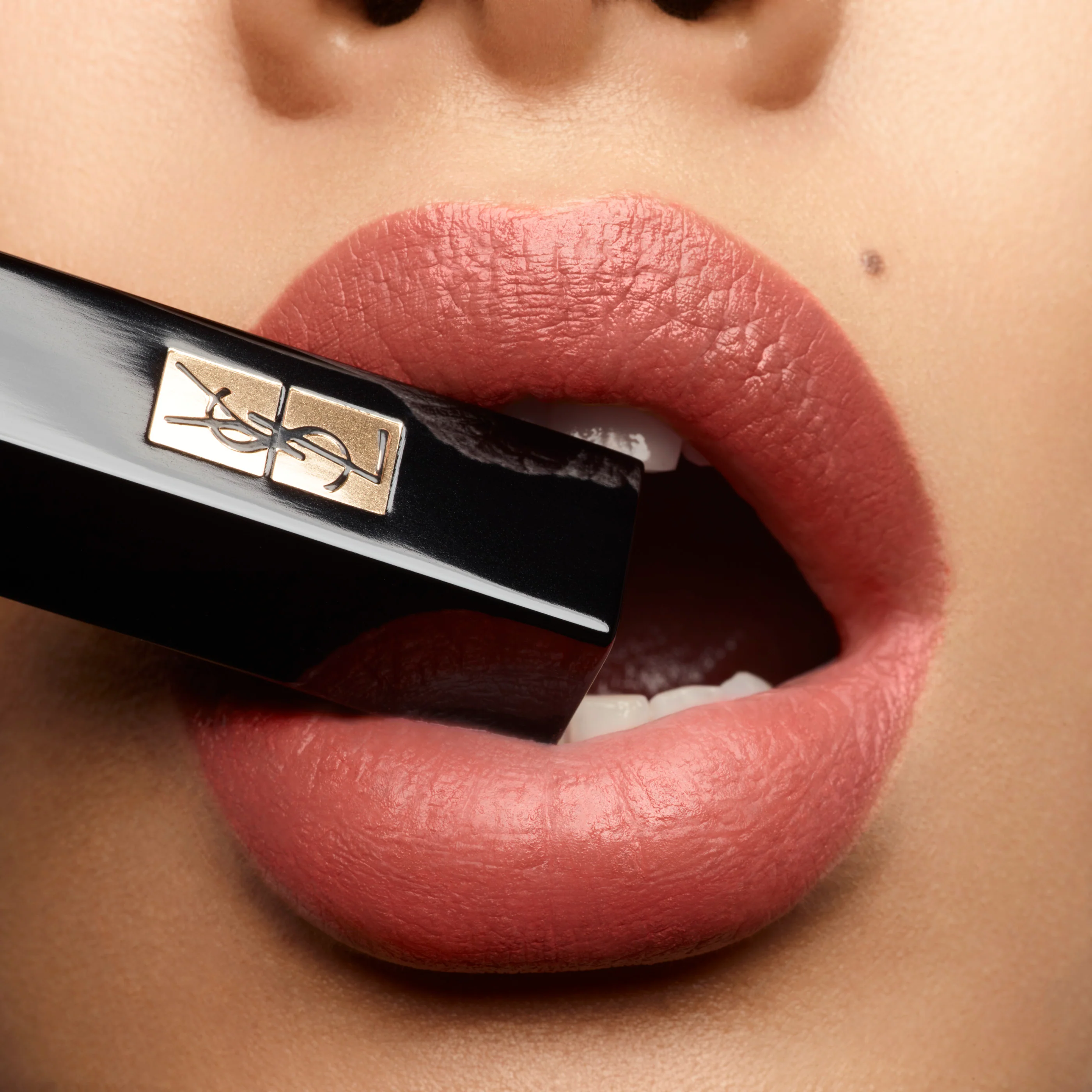 Yves Saint Laurent The Slim Velvet Radical - Image 12